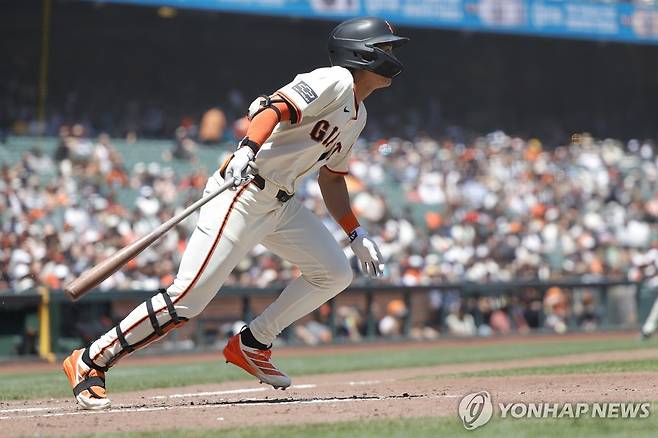 2루타를 터트리고 뛰어가기 시작하는 이정후 [EPA=연합뉴스]