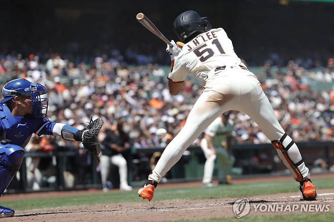 몸쪽 공을 간신히 피하는 이정후 [EPA=연합뉴스]