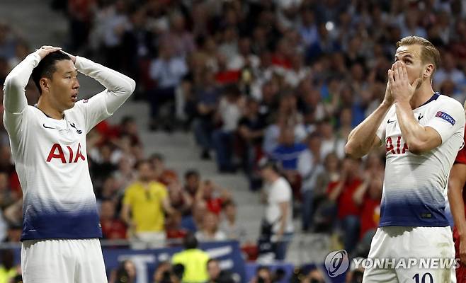 2019년 UCL 결승전에서 아쉬워하는 손흥민과 해리 케인 [EPA=연합뉴스]