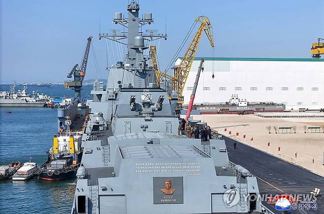 북, 최현호 첫 무장 시험사격…김정은 "해군 핵무장화 가속화" (평양 조선중앙통신=연합뉴스) 북한 김정은 국무위원장이 신형 '다목적구축함' 최현호(號) 진수 사흘 만에 진행된 첫 무장 시험사격을 참관하고 '해군의 핵무장화'에 속도를 내라고 지시했다. 미사일총국, 국방과학원, 탐지전자전총국이 구축함 최현호에 탑재된 무장체계의 성능 및 전투 적용성 시험에 착수했다고 조선중앙통신이 30일 보도했다. 2025.4.30 
    [국내에서만 사용가능. 재배포 금지. For Use Only in the Republic of Korea. No Redistribution] nkphoto@yna.co.kr