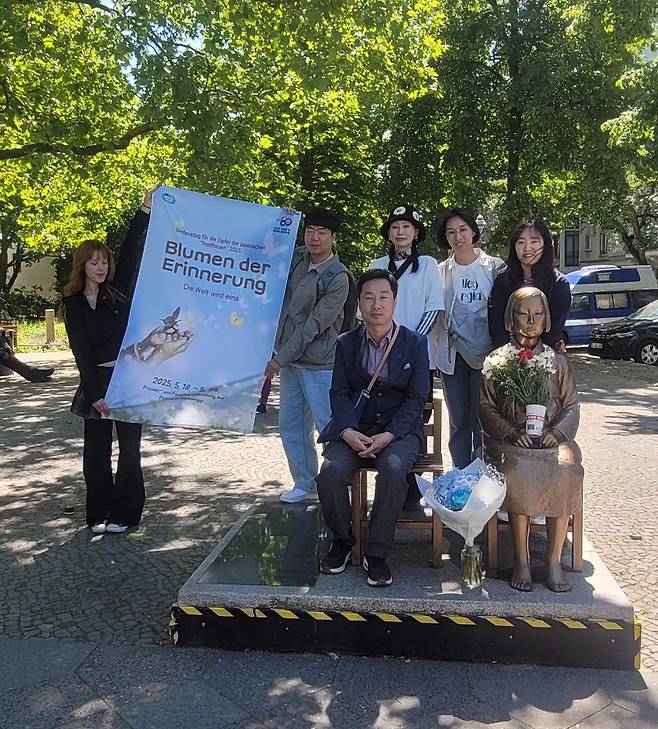 독일 베를린 소녀상에 꽃배달 [경기도 제공. 재판매 및 DB 금지]