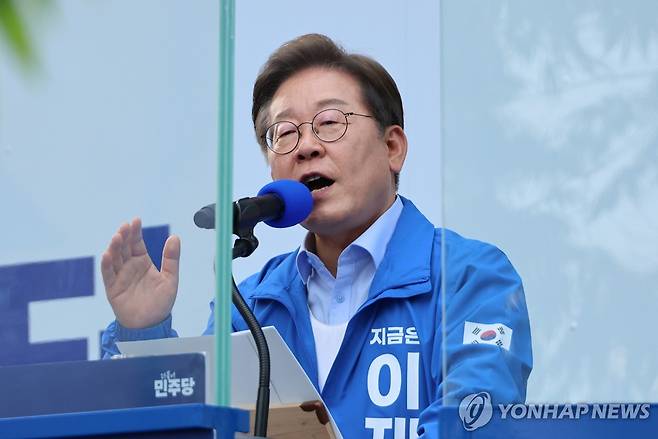 더불어민주당 이재명 대선 후보가 21일 인천광역시 서구 청라동 유세에서 시민들에게 지지를 호소하고 있다.