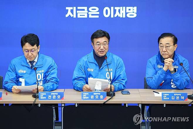 민주당 선대위, 6차 총괄본부장단 회의 (서울=연합뉴스) 서대연 기자 = 더불어민주당 윤호중 중앙선대위 총괄본부장이 22일 서울 여의도 당사에서 열린 제6차 총괄본부장단회의에서 발언하고 있다. 2025.5.22 dwise@yna.co.kr