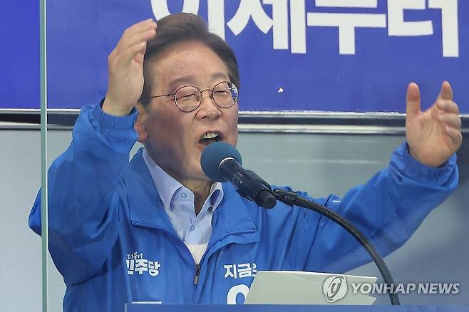 '안방' 인천 계양구 유세하는 이재명 후보 (인천=연합뉴스) 김주성 기자 = 더불어민주당 이재명 대선 후보가 21일 자신의 지역구인 인천광역시 계양역 앞 유세에서 시민들에게 지지를 호소하고 있다. 2025.5.21 utzza@yna.co.kr