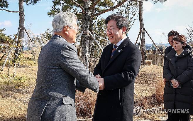 문재인 전 대통령 예방한 이재명 대표 (서울=연합뉴스) 더불어민주당 이재명 대표(오른쪽)가 설 연휴 마지막 날인 30일 오후 경남 양산시 하북면 평산마을 문재인 전 대통령 사저를 방문해 문 전 대통령과 인사하고 있다. 2025.1.30 [더불어민주당 제공. 재판매 및 DB 금지] photo@yna.co.kr