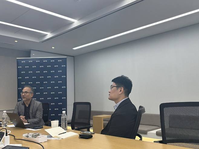ARM 정춘상 이사와 정성훈 상무 (서울=연합뉴스) 조현영 기자 = Arm코리아 정춘상 이사(왼쪽)와 정성훈 상무가 22일 경기 분당 사무실에서 'AI 준비도 지수 보고서'를 발표하고 있다. 2025.5.22 hyun0@yna.co.kr