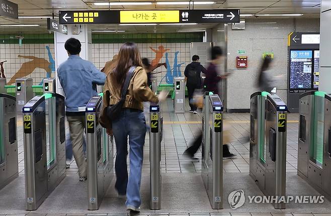 서울 시내 지하철역 개찰구 [연합뉴스 자료사진]