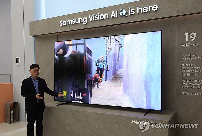 삼성전자 AI TV 소개하는 용석우 사장 (서울=연합뉴스) 김성민 기자 =  삼성전자가 7일 서초구 삼성 강남에서 연 신제품 출시 행사 '언박스&디스커버 2025'에서 용석우 사장이 AI TV를 소개하고 있다. 2025.4.7 ksm7976@yna.co.kr