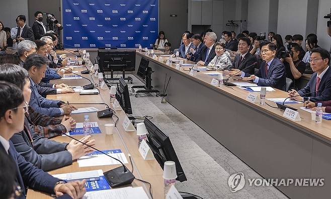 의정갈등 해법 설명하는 김문수 대선후보 (서울=연합뉴스) 황광모 기자 = 국민의힘 김문수 대선후보가 22일 서울 용산구 대한의사협회를 방문해 김택우 의사협회장을 비롯한 회장단과 가진 간담회에서 의정갈등 해소에 대한 입장을 설명하고 있다. 2025.5.22 hkmpooh@yna.co.kr