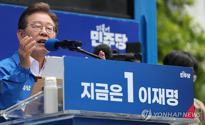 이재명 후보 제주 유세 (제주=연합뉴스) 더불어민주당 이재명 대선 후보가 22일 오전 제주시 동문로터리에서 유세를 하고 있다. 2025.5.22 [제주도사진기자회] jihopark@yna.co.kr