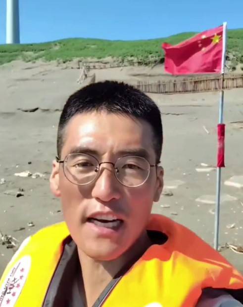 中인플루언서 "고무보트 타고 대만 밀입국…국기 꽂았다" 주장 (서울=연합뉴스) '산둥카이거'(山東凱哥)로 알려진 중국인 인플루언서가 지난 18일 더우인에 올린 영상에서 15일 혼자 고무보트를 타고 대만섬에 상륙했다가 돌아왔다고 주장했다. 사진은 틱톡 영상 캡처. 2025. 5.22 [재판매 및 DB 금지]