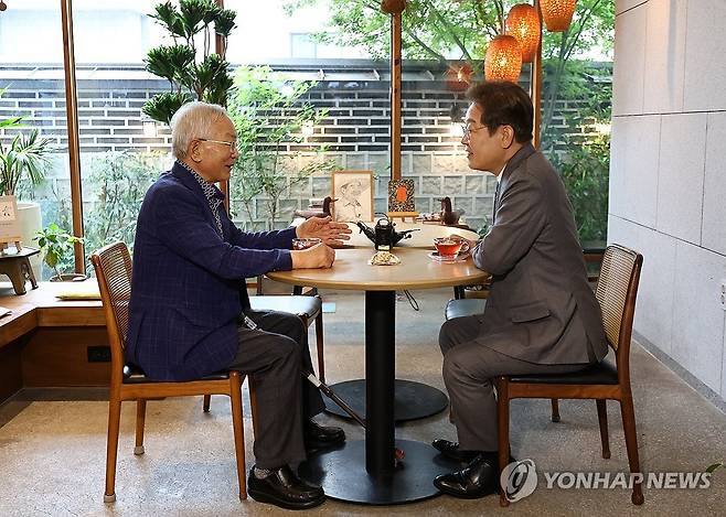 송기인 신부와 차담하는 이재명 후보 (양산=연합뉴스) 김인철 기자 = 더불어민주당 이재명 대선 후보가 22일 경남 양산시 소소서원에서 송기인 신부와 차담을 하고 있다. 2025.5.22 yatoya@yna.co.kr