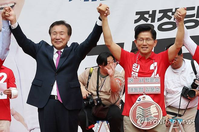 광명유세서 인사하는 김문수 대선 후보 (광명=연합뉴스) 황광모 기자 = 국민의힘 김문수 대선 후보가 22일 경기 광명시 철산로데오거리에서 열린 유세에서 손학규 전 바른미래당 대표와 함께 시민들에게 인사하고 있다. 2025.5.22 [공동취재] hkmpooh@yna.co.kr.