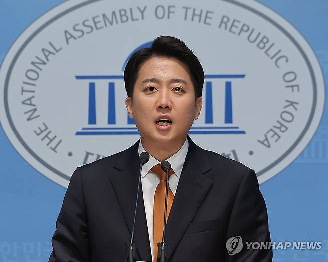 대선 완주 입장 표명하는 개혁신당 이준석 대선 후보 (서울=연합뉴스) 류영석 기자 = 개혁신당 이준석 대선 후보가 22일 서울 여의도 국회 소통관에서 국민의힘 김문수 대선 후보와의 단일화 요구에 대한 입장 발표 기자회견을 하고 있다. 2025.5.22 ondol@yna.co.kr