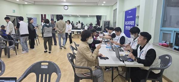 지난 22일 백령면에 방문한 SKT 직원들이 섬 주민들의 유심 교체 서비스를 진행하고 있다. /독자 제공