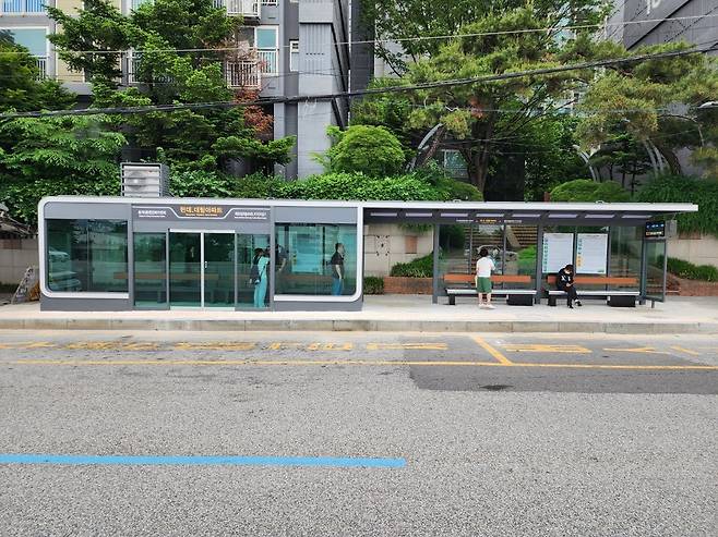 안양시는 5월 22일, 한파·폭염·미세먼지 등으로부터 시민의 건강을 보호하고 대중교통 이용 편의를 높이기 위한 스마트 버스정류장을 관내 3곳에 추가 설치했다고 밝혔다.