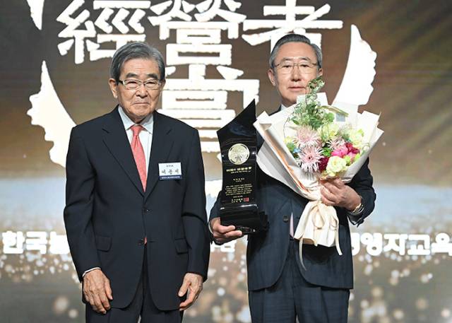 동성케미컬 백정호(오른쪽) 회장이 2025한국의 경영자상을 수상했다 . 동성케미컬 제공