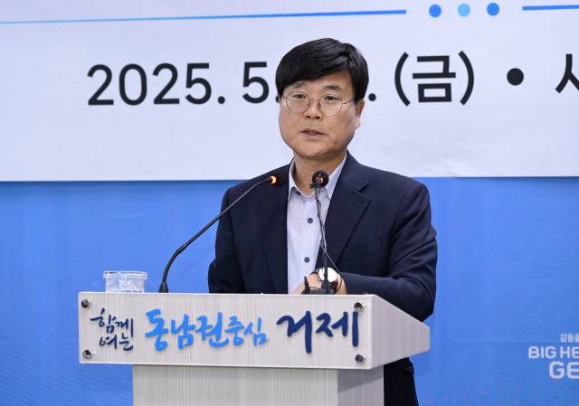 변광용 거제시장은 23일 오후 3시 30분 기자회견을 열고 “민생회복지원금은 힘겨운 일상을 이어가는 시민을 위한 불가피한 선택이자, 지역 경제에 활력을 불어넣기 위한 현실적인 대안”이라며 “조례안이 6월 정례회에서 다시 논의될 수 있도록 시의회와 긴밀히 협의해 나가겠다”고 밝혔다. 거제시 제공