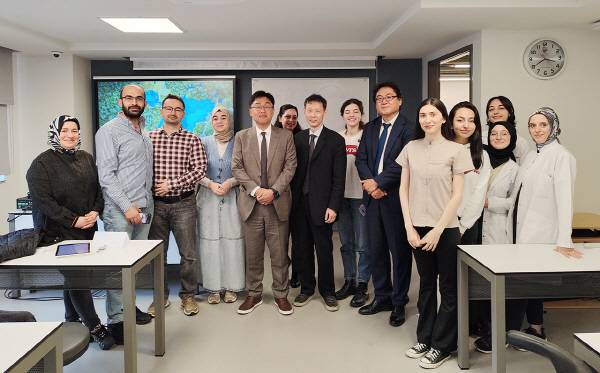 우즈베키스탄과 튀르키예 현지 의과대학 재학생들을 대상으로 한의학 해외 교육을 시행하며, K-MEDI 실크로드 구축을 위한 초석을 다졌다. 한의학 해외 교육을 마친 후 기념촬영하는 학생들과 관계자들. 대구한의대.