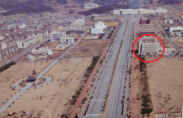 1983년 경남도청 이전 당시의 주변 풍경. 우측 중앙 원안이 지금의 경남신문사 본사 사옥이다./창원향토사 사료전시관/