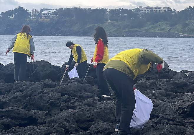 공무원연금공단은 외돌개부터 월평마을까지 이어지는 올레 7코스 전담기관으로 임직원들의 자발적인 '걷기 줍기' 활동을 이어가고 있다. ⓒ제주의소리