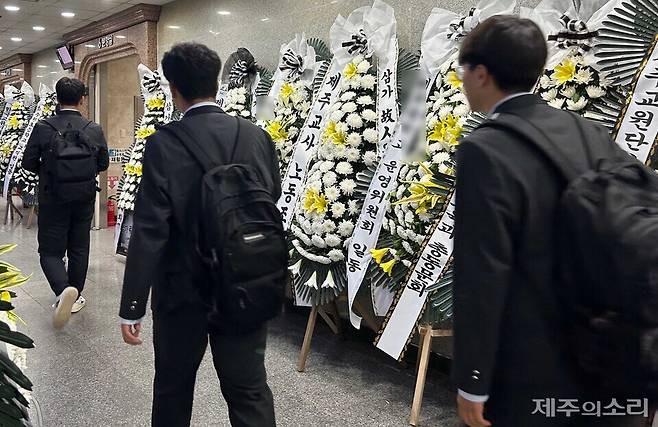 23일 오후 제주시내 한 장례식장 분향소로 교복을 입은 학생들이 들어서고 있다. ⓒ제주의소리
