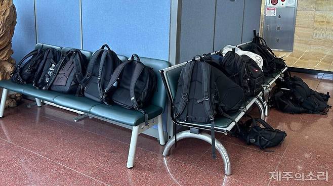 장례식장 의자에 수북이 쌓인 책가방들. ⓒ제주의소리
