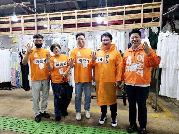 개혁신당 제주선대위는 지난 21일 서귀포시 대정읍 모슬포오일시장에서 이준석 후보 지지를 호소하며 선거운동을 펼쳤다.