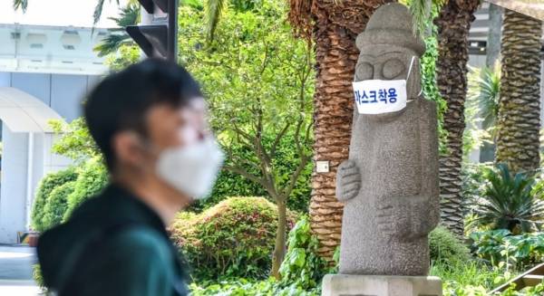 2023년 코로나19가 확산할 당시 제주국제공항 입구에 세워진 돌하르방에 마스크가 씌워진 모습. 제주일보 자료사진