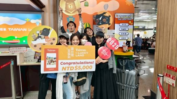 타이완 타이베이 쑹산 공항에서 전자 롤렛 게임을 통해 관광객들에게 여행경비를 지원하는 'taiwan the lucky land' 이벤트에 당첨된 모습. 타이완 관광청 누리집 갈무리.