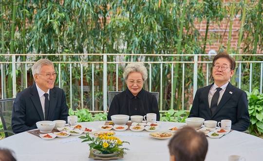 이재명(오른쪽) 더불어민주당 대선후보가 고 노무현 전 대통령 16주기인 23일 경남 김해시 진영읍 봉하마을 노 전 대통령 사저에서 문재인 전 대통령, 권양숙 여사와 오찬을 하고 있다. 사진=뉴시스(더불어민주당 제공)