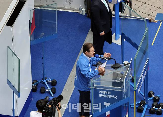 [이데일리 노진환 기자] 이재명 더불어민주당 대선 후보가 21일 오후 인천광역시 남동구 구월로데오거리에서 유세하고 있다. 이 대표 앞은 물론 뒤에도 방탄막이 설치돼 있다.