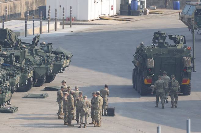 한미연합연습 ‘자유의 방패’(FS·Freedom Shield) 연습이 시작된 10일 경기도 동두천시 주한미군 기지에서 스트라이커 장갑차가 대기하고 있다. (사진=연합뉴스)