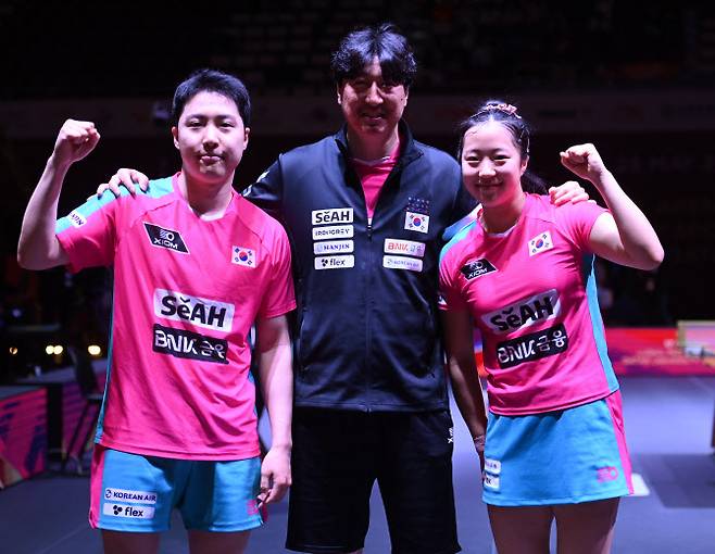 22일 카타르 도하 루사일 아레나에서 열린 2025 국제탁구연맹(ITTF) 세계선수권대회 혼합복식 8강전, 대만 린윤주 - 정이징과 경기에서 승리 후 오상은 감독과 포즈를 취하고 있다. 사진=공동취재단