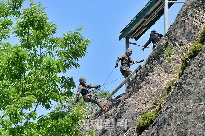 육군보병학교 신임장교들이 유격훈련 중 산악장애물 극복을 위한 후면하강 훈련을 하고 있다. (사진=육군)