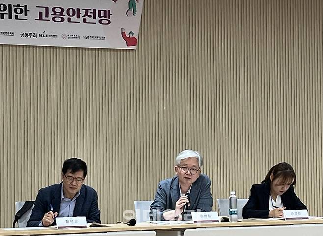 23일 서울 안암동 고려대학교에서 열린 ‘한국사회보장학회와 한국연금학회 2025 춘계학술대회’에서 이병희(가운데) 한국노동연구원 선임연구위원이 ‘일하는 사람 모두의 고용보험을 위한 제언’ 발제를 하고 있다.(사진=서대웅 기자)