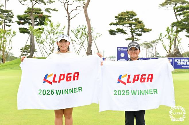 메디힐 제15회 KLPGA 회장배 여자아마골프선수권 대회 청소년부와 유소년부 우승을 차지한 박채은(왼쪽)과 남은유가 함께 기념촬영하고 있다. (사진KLPGA)