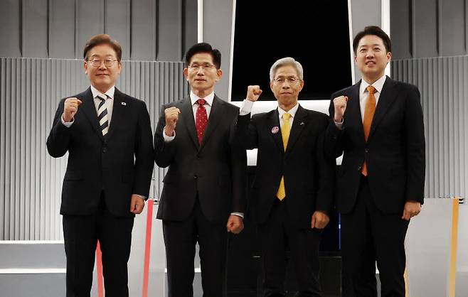 (왼쪽부터) 더불어민주당 이재명·국민의힘 김문수·민주노동당 권영국·개혁신당 이준석 대선후보가 23일 서울 영등포구 여의도 KBS 스튜디오에서 열린 제21대 대선 2차 후보자 토론회 시작에 앞서 기념 촬영하고 있다.(사진=연합뉴스)