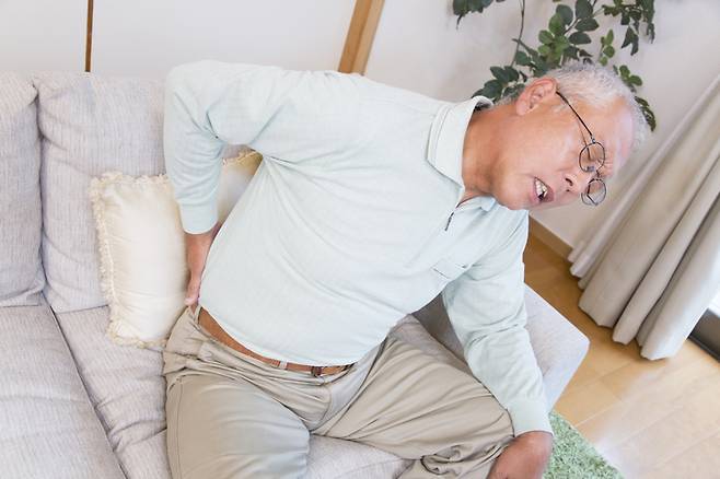 남자 노인이 허리통증을 호소하고 있다. 말기암 환자의 70%는 암세포의 척추뼈 전이를 겪는다. 하지만 척추 주위의 근육(척추 주위근)에 암세포가 퍼지는 사례는 썩 많지 않다. 사진은 기사 내용과 관련 없음. [사진=게티이미지뱅크]
