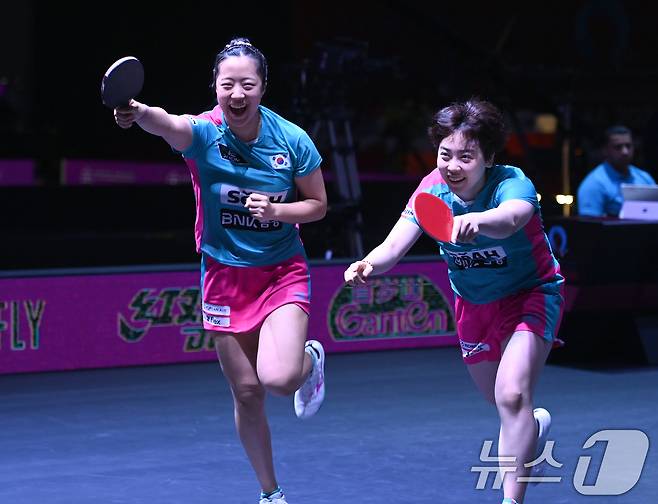 신유빈, 유한나가 22일 카타르 도하 루사일 아레나에서 열린 2025 국제탁구연맹(ITTF) 세계선수권대회 여자복식 8강 일본 오도 사츠키 - 요코이 사쿠라와 경기 승리 후 환호하고 있다. 2025.5.22/뉴스1 ⓒ News1 사진공동취재단