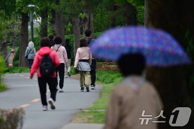 22일 오전 경북 포항시 남구 대잠동 철길 숲에서 시민들이 긴팔 차림으로 산책하고 있다. 기상청은 포항지역 낮 최고 기온이 18도를 기록할 것으로 예보했다. 이는 이틀전 낮최고 기온 35도보다 18도 낮다. 2025.5.22/뉴스1 ⓒ News1 최창호 기자