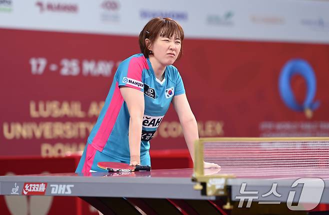 서효원이 20일(현지시간) 카타르 도하 카타르대학교 스포츠 컴플렉스에서 열린 '2025 국제탁구연맹(ITTF) 세계선수권대회' 여자단식 32강전 크로아티아 레아 라코바츠와 경기에서 실점 후 아쉬워하고 있다. 2025.5.21/뉴스1 ⓒ News1 사진공동취재단