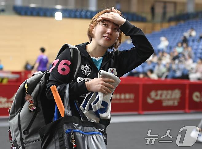 서효원이 20일(현지시간) 카타르 도하 카타르대학교 스포츠 컴플렉스에서 열린 '2025 국제탁구연맹(ITTF) 세계선수권대회' 여자단식 32강전 크로아티아 레아 라코바츠와 경기에서 패배한 후 팬들에게 인사하고 있다. 2025.5.21/뉴스1 ⓒ News1 사진공동취재단