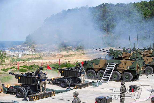 육군은 23일 각 병과학교에서 '신임장교 지휘참모과정' 교육훈련에 매진 중인 장병들의 모습을 공개했다. 육군방공학교 신임장교들이 견인 발간포 및 천호 실사격 훈련을 실시하고 있다. (육군 제공. 재판매 및 DB 금지) 2025.5.23/뉴스1