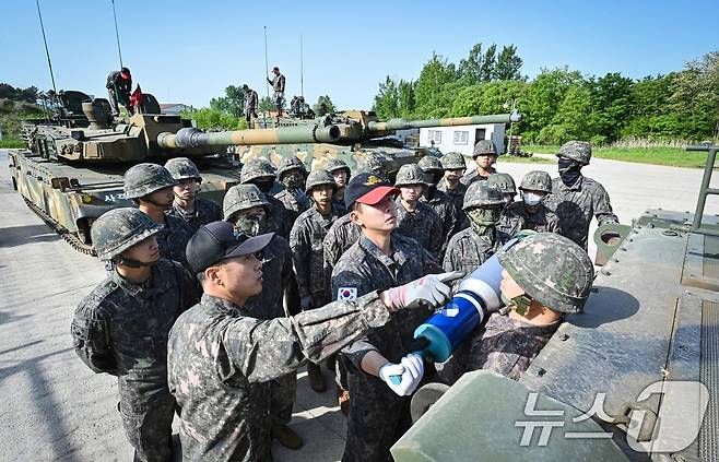 육군은 23일 각 병과학교에서 '신임장교 지휘참모과정' 교육훈련에 매진 중인 장병들의 모습을 공개했다. 육군기계화학교 신임장교들이 탄약 적재 훈련을 실시하고 있다. (육군 제공. 재판매 및 DB 금지) 2025.5.23/뉴스1