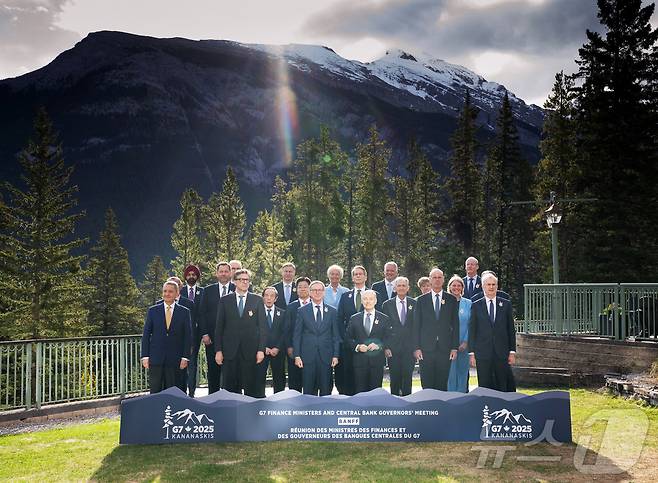 G7 재무장관들과 중앙은행 총재들이 2025년 5월 21일 캐나다 앨버타주 밴프에서 열린 G7 재무장관 및 중앙은행 총재 회의 중 단체 사진을 촬영하고 있다. 2025.5.21 ⓒ 로이터=뉴스1 ⓒ News1 강민경 기자