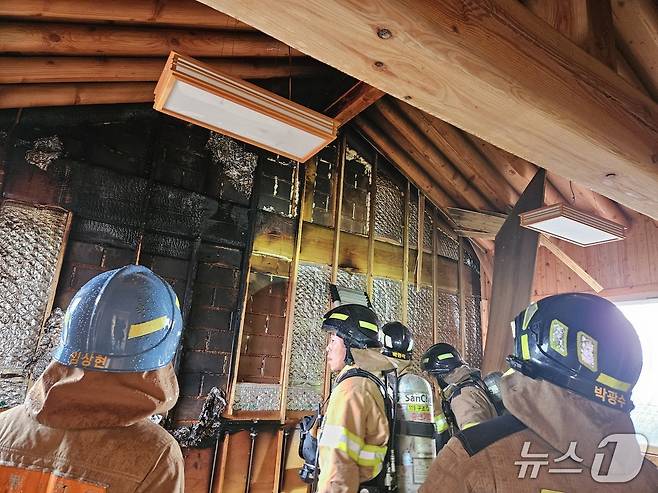 23일 오전 6시 43분께 전북 고창군 아산면 한 마을회관 내 찜질방에서 화재가 발생해 40여분만에 진화됐다.(고창소방 제공, 재판매 및 DB금지)