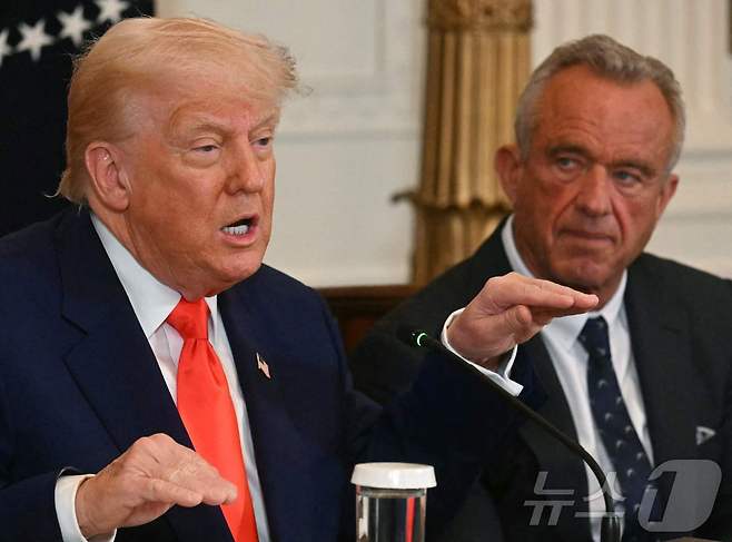 도널드 트럼프 미국 대통령이 22일(현지시간) 워싱턴 백악관에서 열린 MAHA (미국을 다시 건강하게) 위원회 행사에 로버트 케네디 주니어 보건장관과 참석해 발언을 하고 있다. 2025.05.23 ⓒ AFP=뉴스1 ⓒ News1 우동명 기자