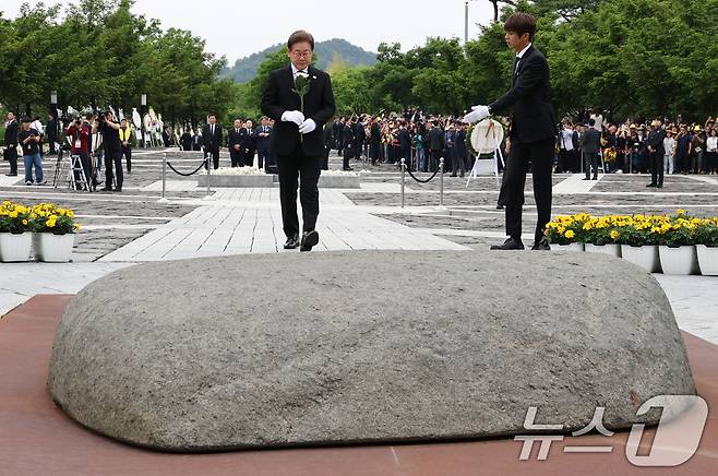 이재명 더불어민주당 대통령 후보가 고 노무현 전 대통령 서거 16주기인 23일 경남 김해시 진영읍 봉하마을 노 전 대통령 묘역을 찾아 헌화하고 있다. (공동취재) 2025.5.23/뉴스1 ⓒ News1 이재명 기자