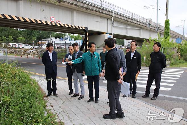 (울산=뉴스1) 김세은 기자 = 윤종오 진보당 의원(울산 북구)이 22일 안성석 국가철도공단 영남본부장 등 관계자들과 만나 울산 북구 명촌공영차고지 주차시설 확대를 협의했다.(윤종오 의원실 제공. 재판매 및 DB 금지)/뉴스1